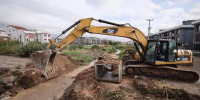 İzmir Büyükşehir Belediyesi ekipleri Bergama’da aşırı yağışlarla mücadele ediyor