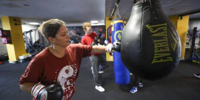 Bucalı kadınlar şiddete karşı kick boks öğreniyor