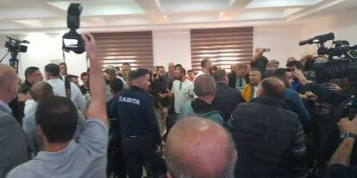 Ortalık savaş alanına döndü... Meclis üyeleri birbirine girdi!