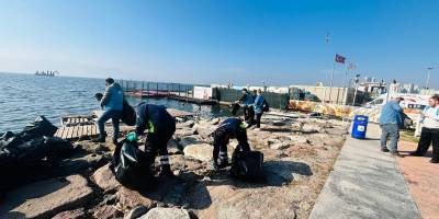 Doğaseverler Karşıyaka'da kıyı temizliği yaptı