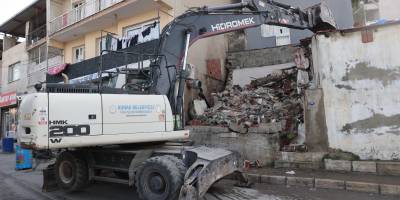 Konak’ta metruk yapıların yıkımı devam ediyor
