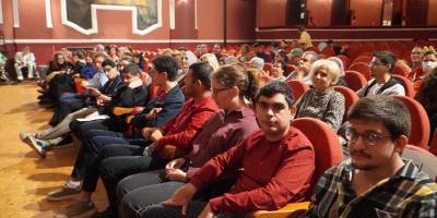 İş hayatına hazırlanan nöroçeşitli gençlerin mezuniyet sevinci