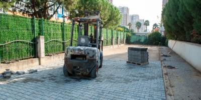 Karşıyaka’da okul çevrelerinde yol bakım çalışması