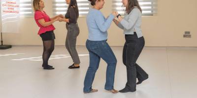 Hissederek dans ettiler