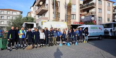 TEMİZLİK EMEKÇİLERİ CUMHURİYET MAHALLESİ’NDE YOĞUN MESAİ HARCADI