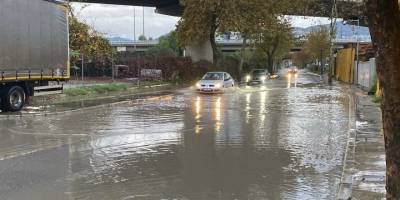 Sağanak etkisi... İzmir'de yollar göle döndü!