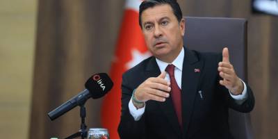 İzmir'deki turizm zirvesinde hedef bakanlık: "Nemalanmayacakları hiçbir şeye okey demiyorlar"