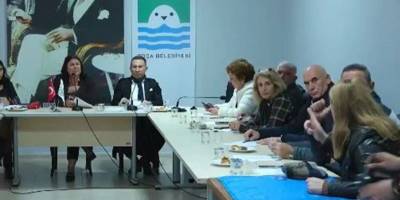 Başkan Fıçı ile CHP’li üye kapıştı: Foça meclisinde masalar yumruklandı!