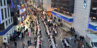 Karşıyaka Çarşı’ya dev sofra: 5 bin kişi iftarda buluştu!