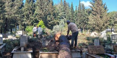 Fırtınadan etkilenen mezarlıklara hızlı müdahale