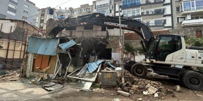 Konak’ta metruk bina yıkımları tam gaz
