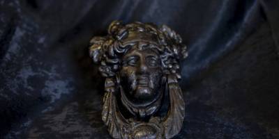 Ege'nin tarihi kenti Tire'de asırlık kapı tokmakları müzede sergileniyor