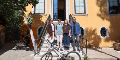 Buca’nın kitap kurdu Ömer geleceğe pedal çeviriyor