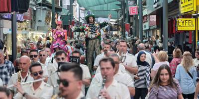 Kemeraltı’nın sokakları festivalle şenlendi