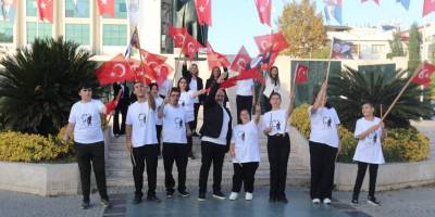 EFES SELÇUK’TA ENGEL TANIMAYAN GENÇLERDEN CUMHURİYET COŞKUSU