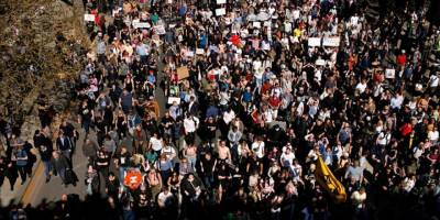 Londra’da aşı pasaportu protesto edildi