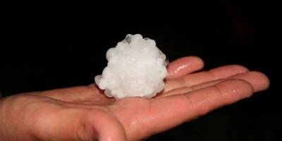 Afyonkarahisar’da fındık büyüklüğünde dolu yağdı! Vatandaşlar arabasını kurtarmaya koştu