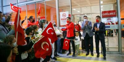 Avrupa Artistik Cimnastik Şampiyonası'nda mücadele eden milli sporcular, İzmir'e geldi