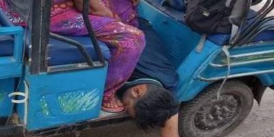 Hindistanlı anne koronadan ölen oğlunu tuktukla taşıdı