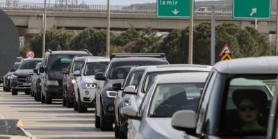 Çeşme'de "tam kapanma" öncesi trafikte yoğunluk yaşanıyor
