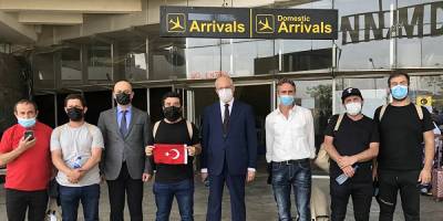 Nijerya'da serbest bırakılan 15 Türk gemicinin 6'sı Türkiye'nin Abuja Büyükelçiliği'ne getirildi