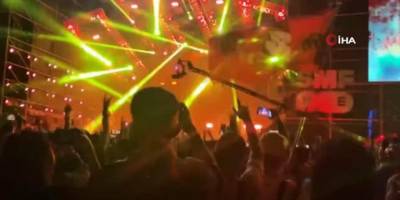 Covid-19’un sıfır noktasında binlerce kişi ile müzik festivali