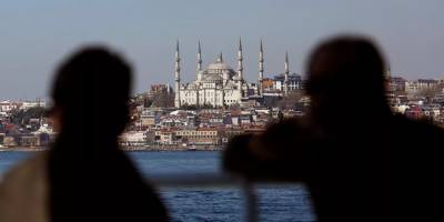 Pakistan, Hindistan, Bangladeş'ten dönen İngilizler otelde karantina masrafından kurtulmak için önce Türkiye'ye uğruyor