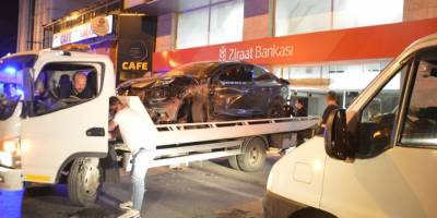 Avcılar’da makas atan otomobil bankaya girdi