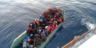 Arıza nedeniyle denizin ortasında kalan lastik bottaki 28 düzensiz göçmen kurtarıldı