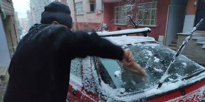 İstanbullular güne karla uyandı