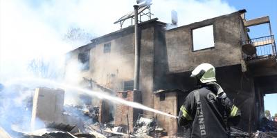 Denizli'de yufka pişirilen ocaktan sıçrayan alevlerin neden olduğu yangında bir ev kullanılamaz hale geldi
