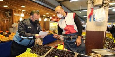 Bayraklı'da zabıtalardan pazar yerlerine sıkı korona virüsü denetimi