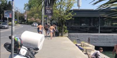 Sarıyer’de denize girdiler, polisi görünce giyinemeden kaçtılar