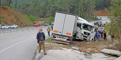 Fethiye'de yoldan çıkan tırın sürücüsü yaşamını yitirdi