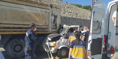 Kütahya'da kamyonet hafriyat kamyonuna çarptı: 1 ölü, 1 yaralı