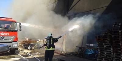 Manisa'da mobilya mağazasında çıkan yangın söndürüldü