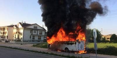Park halinde yanan midibüs 10 dakika içinde küle döndü