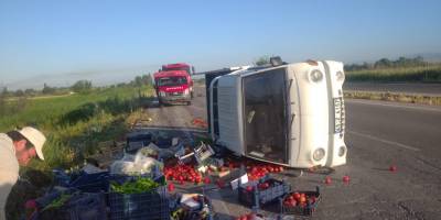 Kamyonet devrildi, sebze ve meyveler yola saçıldı