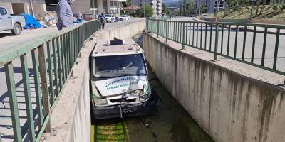 Cenaze aracı su kanalına düştü