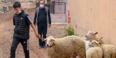 İzmir depreminde enkaz altından 10 saat sonra kurtarılan Günay doğayla iç içe bir yaşam kurdu
