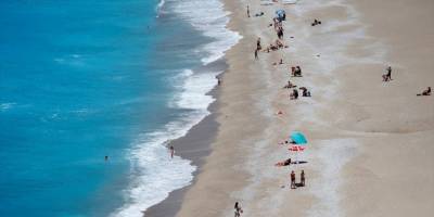 Turizm merkezleri Antalya ve Muğla'da kademeli normalleşme ile sahiller hareketlendi