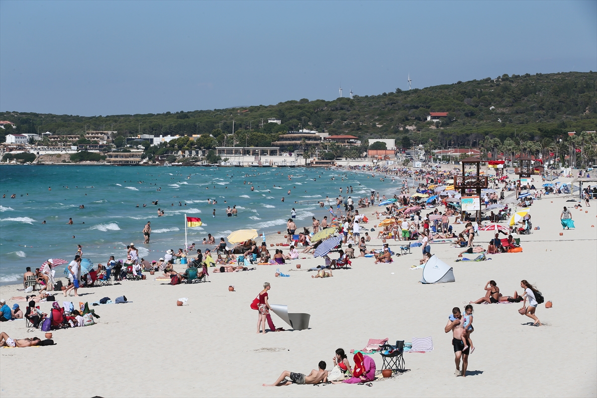 aa-20220702-28314847-28314841-cesme-bayramda-gunluk-1-milyondan-fazla-turist-agirlamayi-bekliyor.jpg