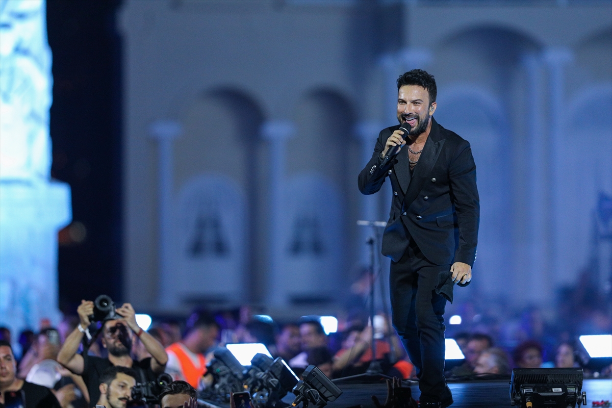 aa-20220909-28858631-28858617-izmirin-kurtulusunun-100-yili-etkinliklerinde-sarkici-tarkan-konser-verdi.jpg