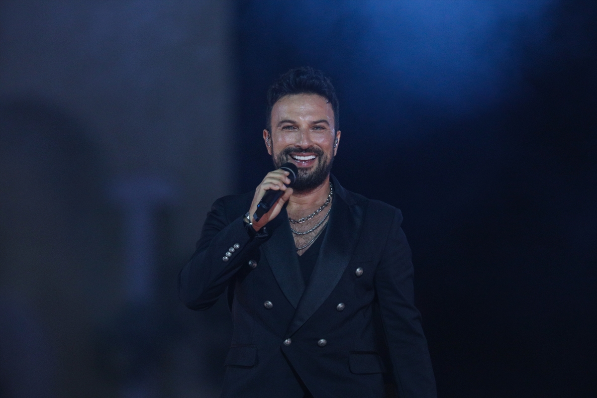 aa-20220909-28858631-28858618-izmirin-kurtulusunun-100-yili-etkinliklerinde-sarkici-tarkan-konser-verdi.jpg