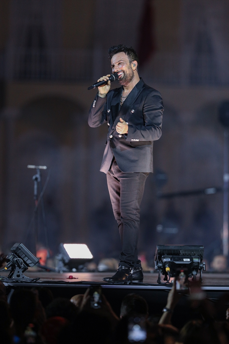 aa-20220909-28858631-28858621-izmirin-kurtulusunun-100-yili-etkinliklerinde-sarkici-tarkan-konser-verdi.jpg