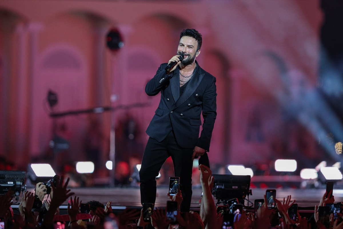 aa-20220909-28858631-28858627-izmirin-kurtulusunun-100-yili-etkinliklerinde-sarkici-tarkan-konser-verdi.jpg