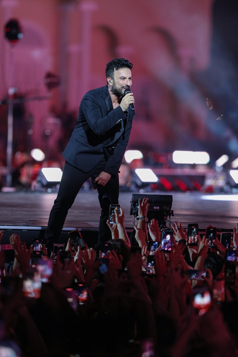 aa-20220909-28858631-28858628-izmirin-kurtulusunun-100-yili-etkinliklerinde-sarkici-tarkan-konser-verdi.jpg