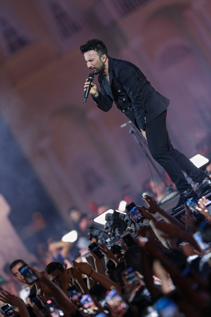 aa-20220909-28858631-28858630-izmirin-kurtulusunun-100-yili-etkinliklerinde-sarkici-tarkan-konser-verdi.jpg