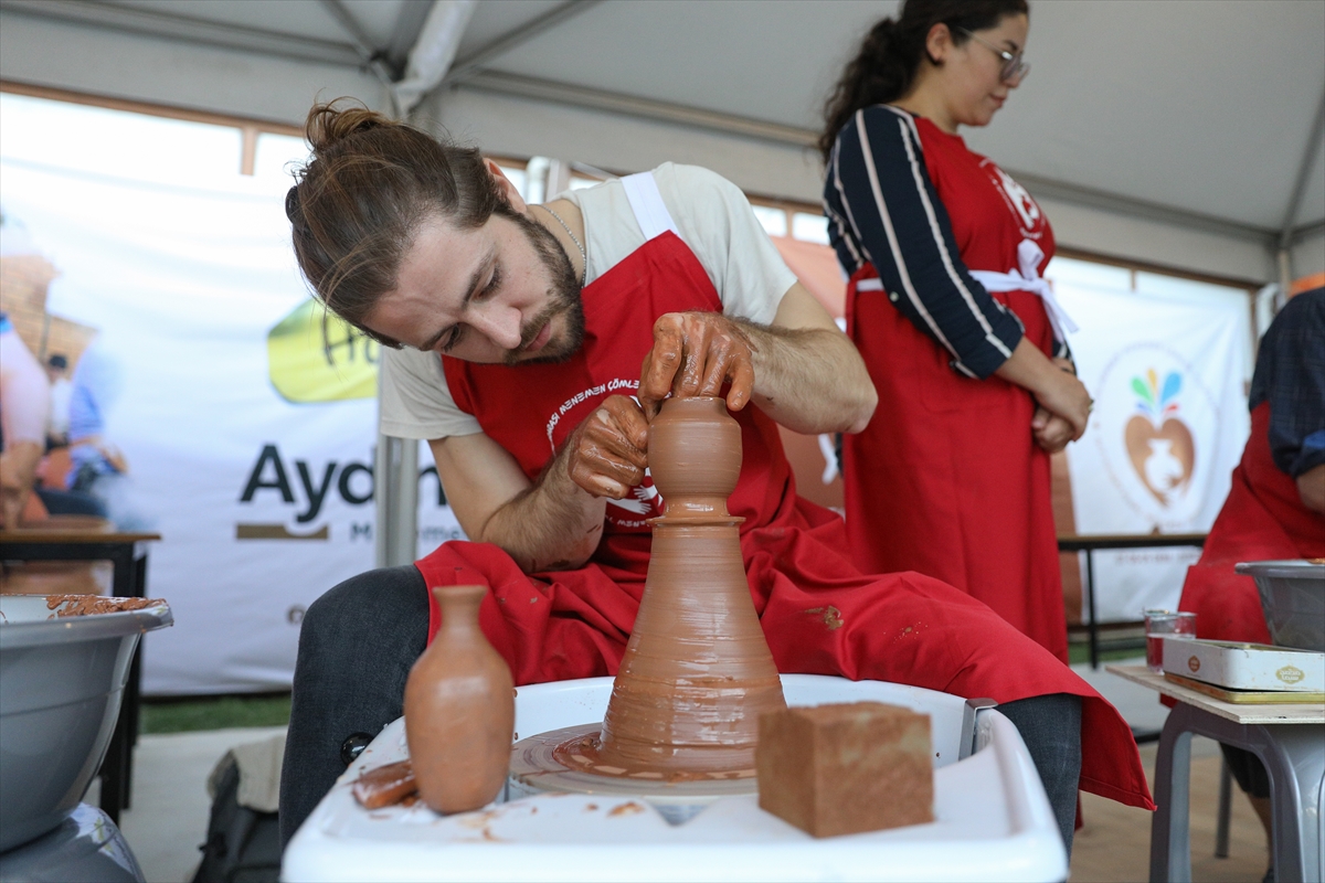 aa-20221007-29099466-29099455-uluslararasi-menemen-comlek-festivali-basladi.jpg