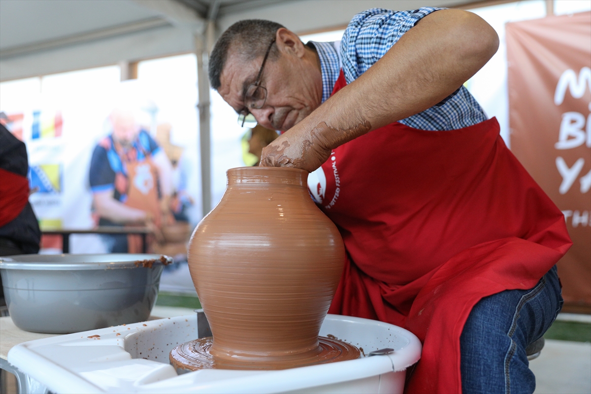 aa-20221007-29099466-29099456-uluslararasi-menemen-comlek-festivali-basladi.jpg